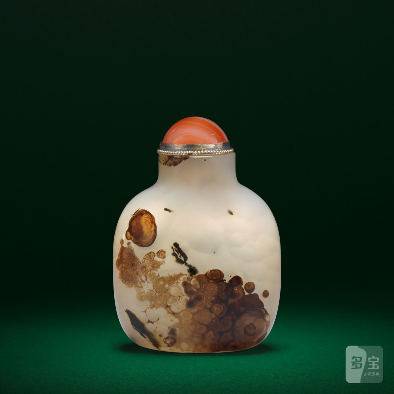十八/十九世紀 瑪瑙魚紋鼻烟壺 | A CHALCEDONY AGATE 'CARP' SNUFF BOTTLE - 图1